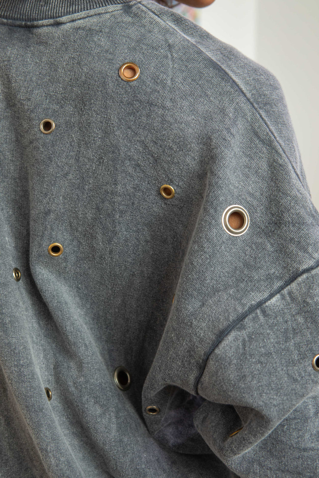 Pull oversize à œillets dorés et argentés Space - Taille