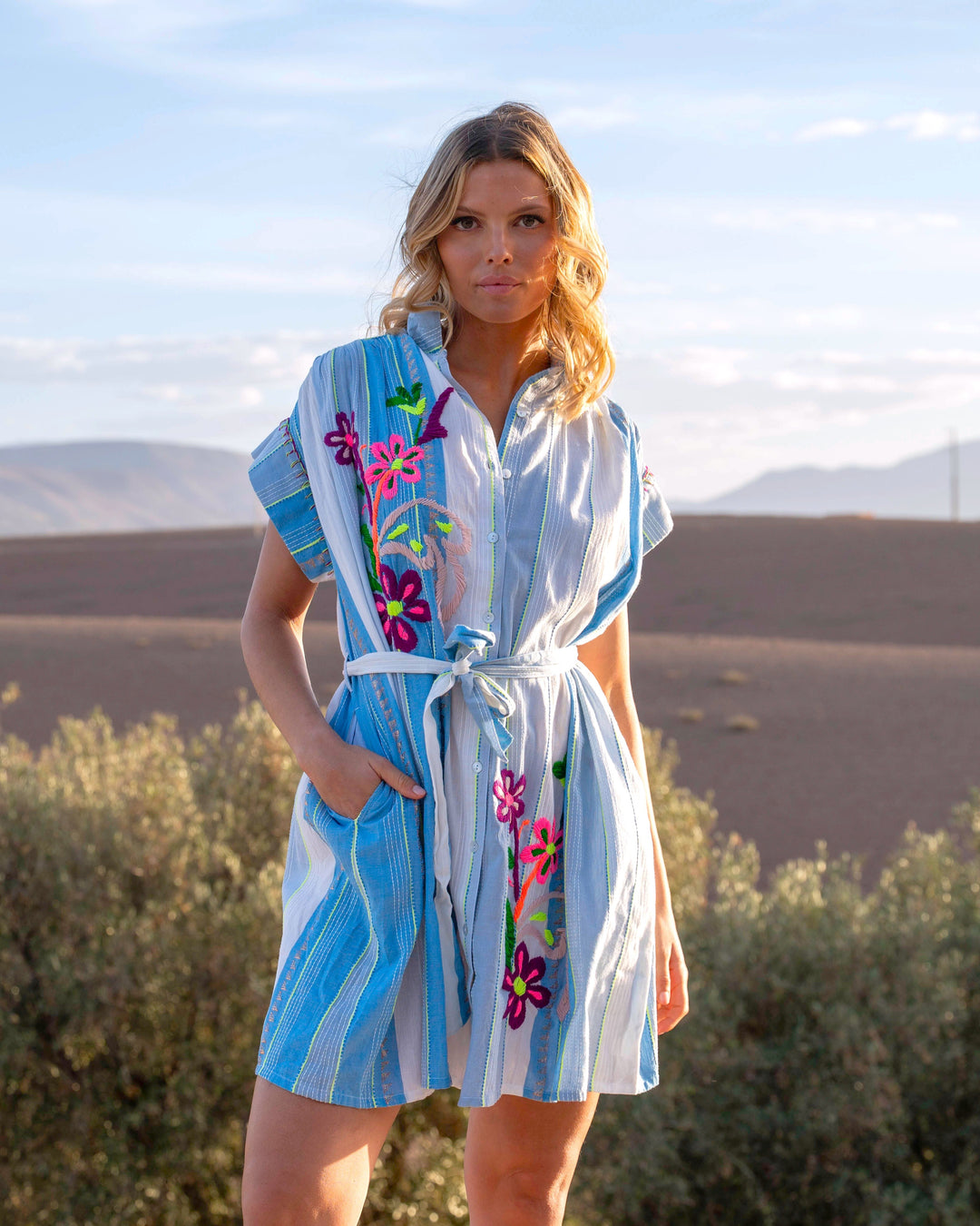 Robe Chemise Courte Brodée Saga - Taille unique: 36 au 48